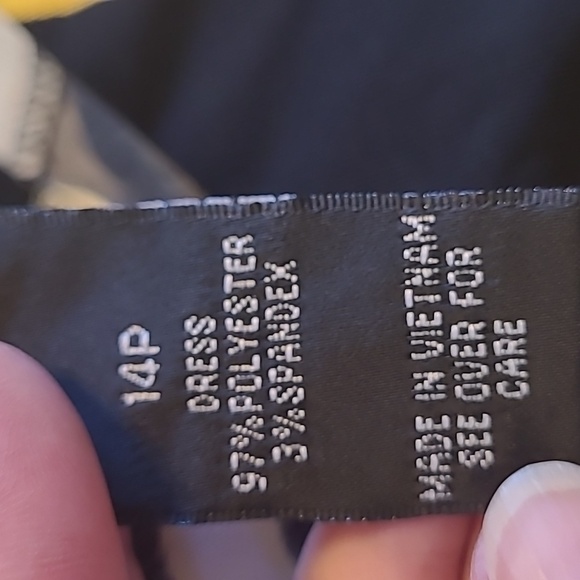 Stunning sleeveless dress in a size 14 petite - Picture 5 of 6